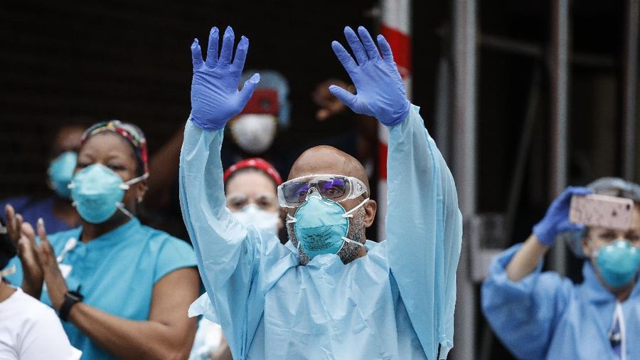 Tepuk Tangan Menggema di Inggris Bagi Tenaga Medis yang Lawan Corona. (AP/Frank Franklin II)