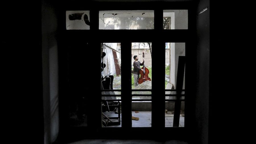 Musisi Iran Buat Pertunjukan Musik di Atap Gedung. (AP/Ebrahim Noroozi)