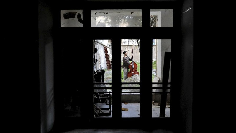 Musisi Iran Buat Pertunjukan Musik di Atap Gedung. (AP/Ebrahim Noroozi)