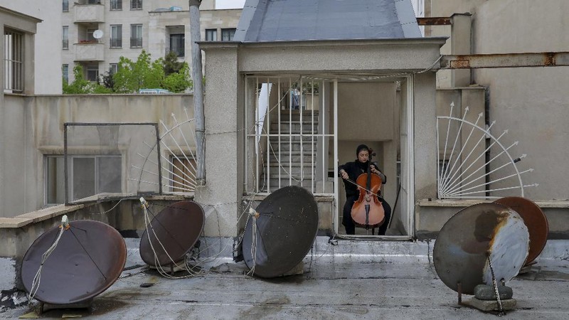 Musisi Iran Buat Pertunjukan Musik di Atap Gedung. (AP/Ebrahim Noroozi)