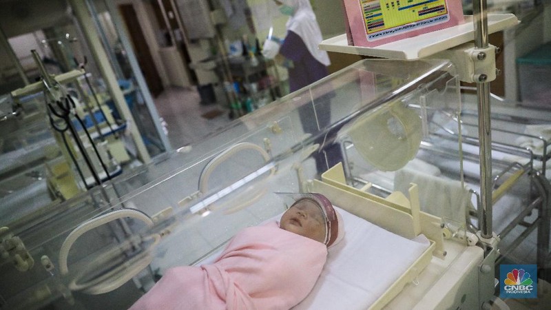 Bayi Baru Lahir Dikenakan Pelindung Wajah. (CNBC Indonesia/ Andrean Kristianto)