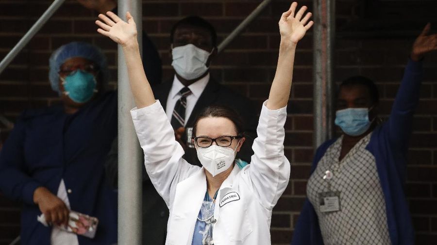 Tepuk Tangan Menggema di Inggris Bagi Tenaga Medis yang Lawan Corona. (AP/Frank Franklin II)