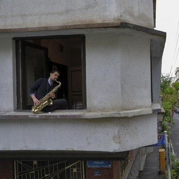 Gaya Musisi Iran Mainkan Ragam Alat Musik Saat Wabah Covid-19