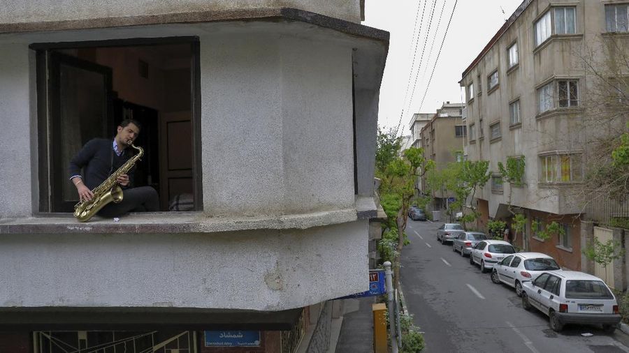 Musisi Iran Buat Pertunjukan Musik di Atap Gedung. (AP/Ebrahim Noroozi)