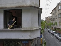 Gaya Musisi Iran Mainkan Ragam Alat Musik Saat Wabah Covid-19