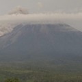 Siaga! Gunung Semeru Erupsi, Warga Menjauh 5 Km dari Puncak