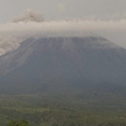 Siaga! Gunung Semeru Erupsi, Warga Menjauh 5 Km dari Puncak