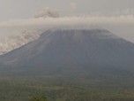 Siaga! Gunung Semeru Erupsi, Warga Menjauh 5 Km dari Puncak