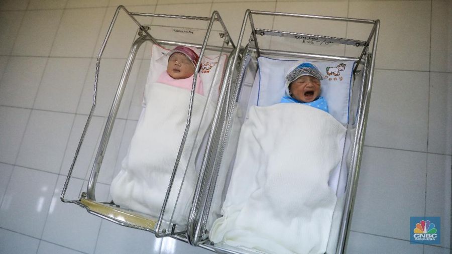 Bayi Baru Lahir Dikenakan Pelindung Wajah. (CNBC Indonesia/ Andrean Kristianto)