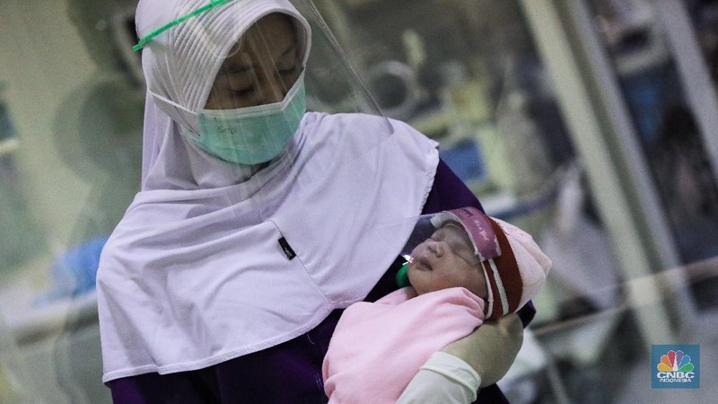 Bayi Baru Lahir Dikenakan Pelindung Wajah. (CNBC Indonesia/ Andrean Kristianto)