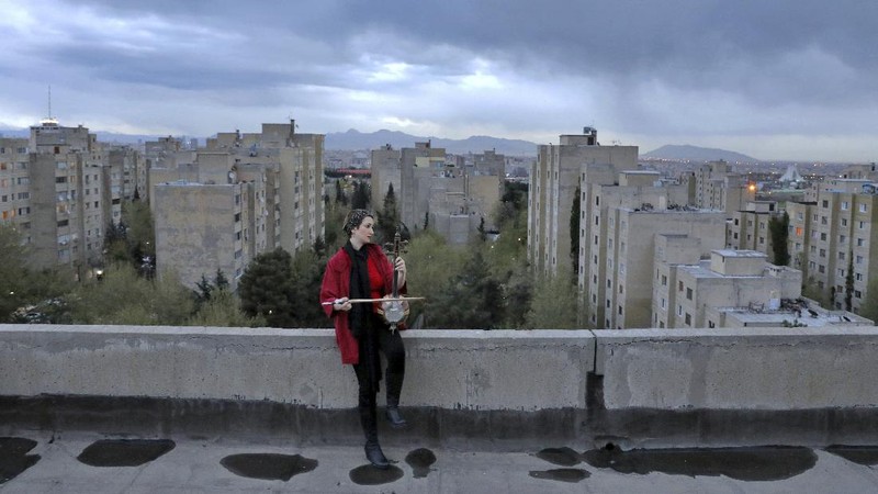 Musisi Iran Buat Pertunjukan Musik di Atap Gedung. (AP/Ebrahim Noroozi)