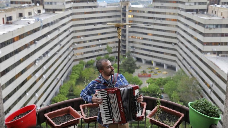 Musisi Iran Buat Pertunjukan Musik di Atap Gedung. (AP/Ebrahim Noroozi)