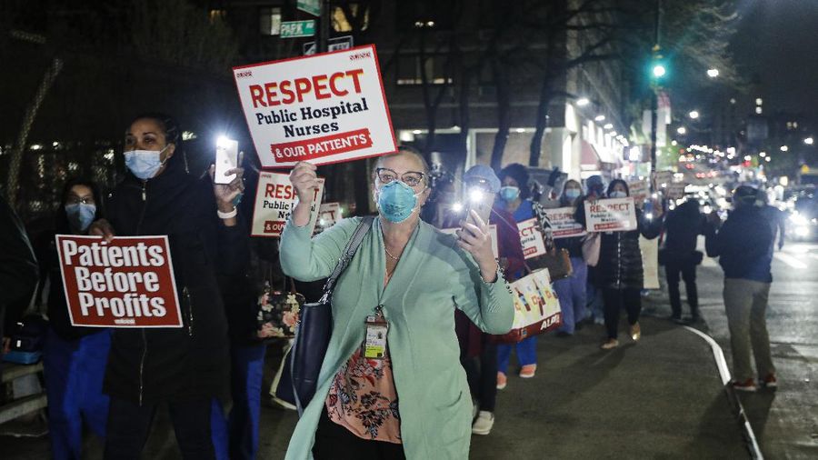 Tepuk Tangan Menggema di Inggris Bagi Tenaga Medis yang Lawan Corona. (AP/Frank Franklin II)