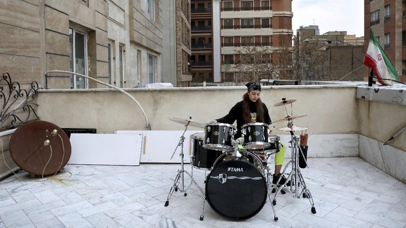 Musisi Iran Buat Pertunjukan Musik di Atap Gedung. (AP/Ebrahim Noroozi)