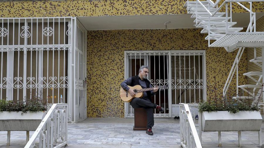 Musisi Iran Buat Pertunjukan Musik di Atap Gedung. (AP/Ebrahim Noroozi)