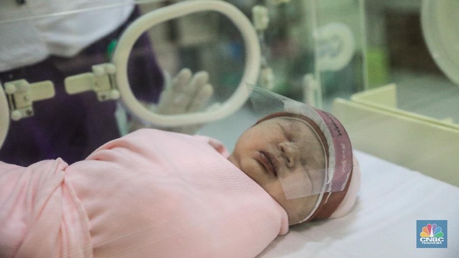 Bayi Baru Lahir Dikenakan Pelindung Wajah. (CNBC Indonesia/ Andrean Kristianto)