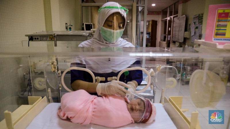 Bayi Baru Lahir Dikenakan Pelindung Wajah. (CNBC Indonesia/ Andrean Kristianto)