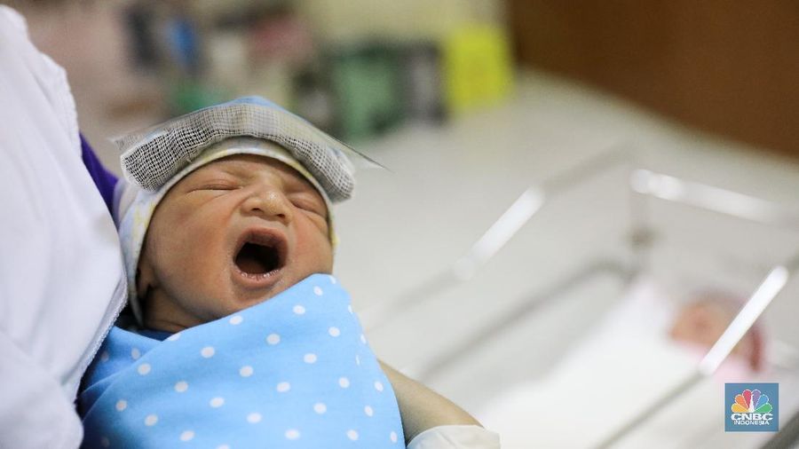 Bayi Baru Lahir Dikenakan Pelindung Wajah. (CNBC Indonesia/ Andrean Kristianto)