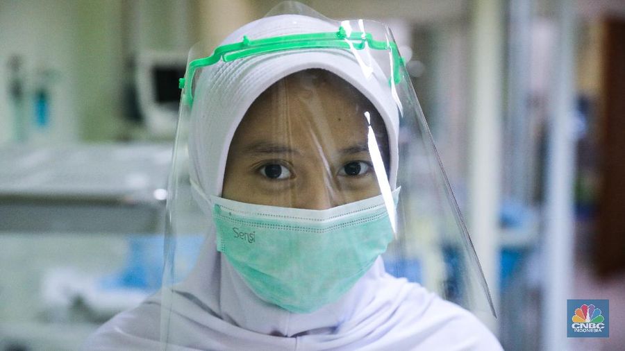 Bayi Baru Lahir Dikenakan Pelindung Wajah. (CNBC Indonesia/ Andrean Kristianto)