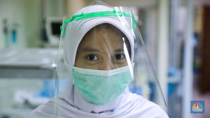 Bayi Baru Lahir Dikenakan Pelindung Wajah. (CNBC Indonesia/ Andrean Kristianto)