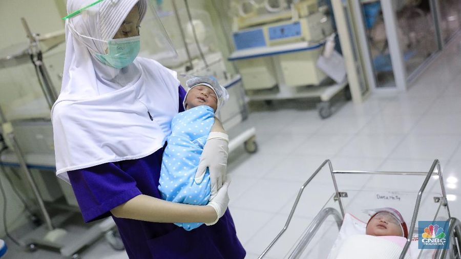 Bayi Baru Lahir Dikenakan Pelindung Wajah. (CNBC Indonesia/ Andrean Kristianto)