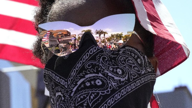 Protesters demonstrate against stay-at-home orders that were put in place due to the COVID-19 outbreak, Friday, April 17, 2020, in Huntington Beach, Calif. (AP Photo/Mark J. Terrill)