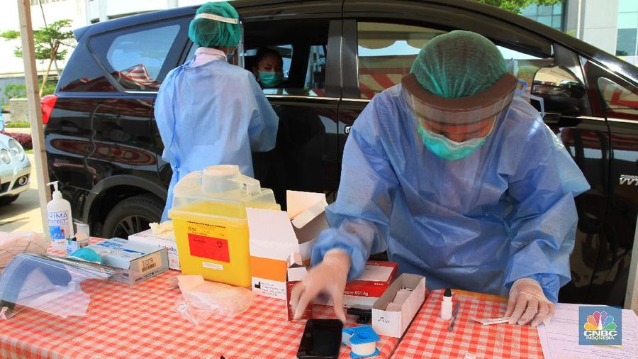 Antusias Masyarakat Drive thru rapid test Covid-19 (CNBC Indonesia/Trisusilo)