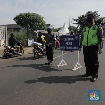 PSBB Tangerang, Pengendara Berboncengan Dicek Suhu Tubuh