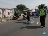 PSBB Tangerang, Pengendara Berboncengan Dicek Suhu Tubuh