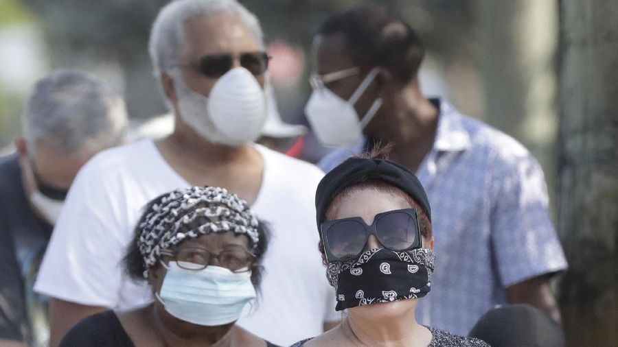 Ditengah Pandemi Covid-19, Warga AS Serbu Pantai di Florida. (AP/Wilfredo Lee)