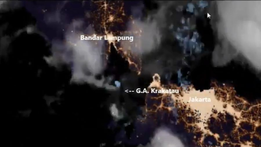Berdasarkan dari pengamatan oleh peneliti ahli utama LAPAN yaitu Prof Dony Kushardono letusan Gunung Anak Krakatau malam hari ini dipantau melalui citra satelit cuaca (visible & infrared) tanggal 10-11 April 2020, nampak mulai pukul 23.10 wib mengeluarkan debu (Screenshot twitter @LAPAN_RI)
