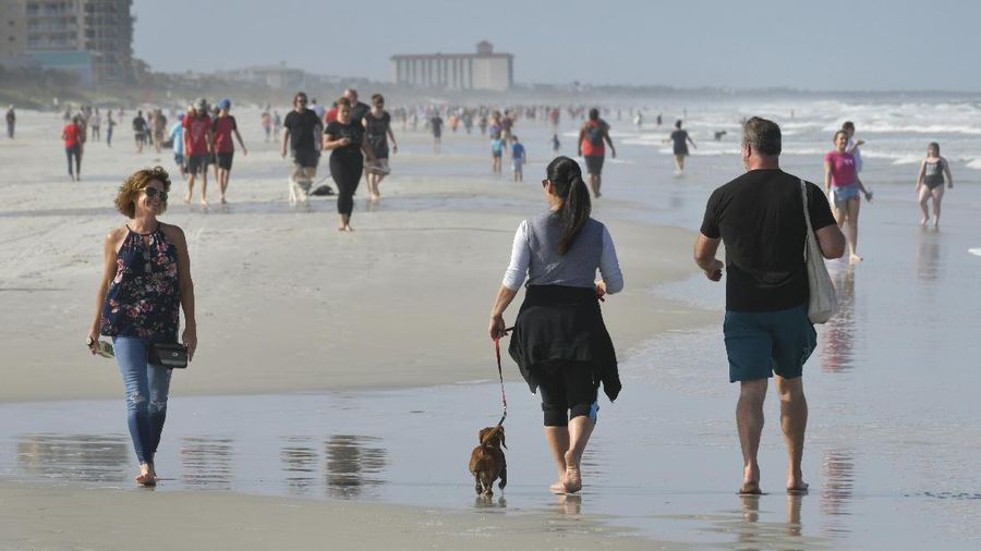 Ditengah Pandemi Covid-19, Warga AS Serbu Pantai di Florida. (AP/Wilfredo Lee)