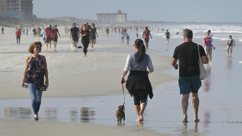 Ditengah Pandemi Covid-19, Warga AS Serbu Pantai di Florida. (AP/Wilfredo Lee)