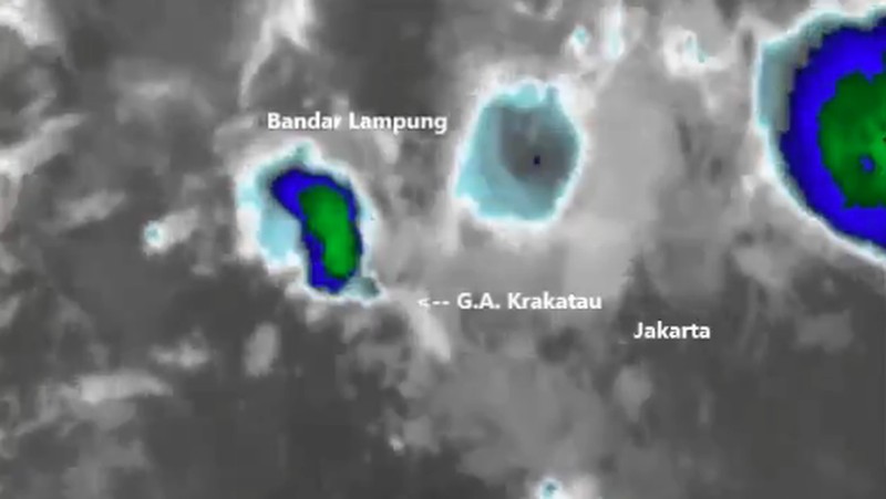 Anak Gunung Krakatau (13/4/2020). (Foto: Lauren Dauphin/NASA Earth Observatory/USGS)