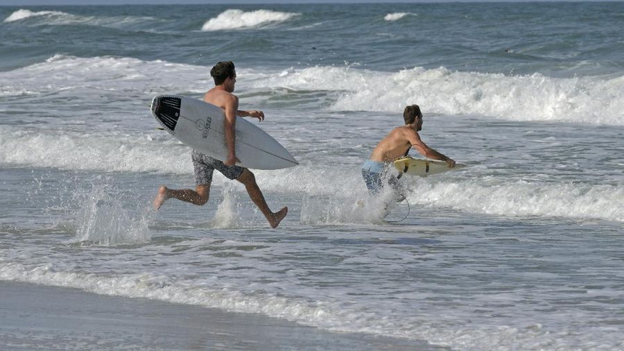 Ditengah Pandemi Covid-19, Warga AS Serbu Pantai di Florida. (AP/Wilfredo Lee)
