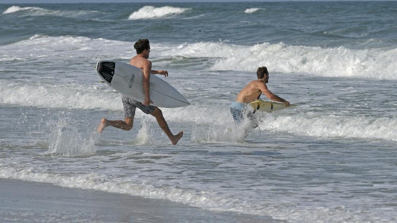 Ditengah Pandemi Covid-19, Warga AS Serbu Pantai di Florida. (AP/Wilfredo Lee)