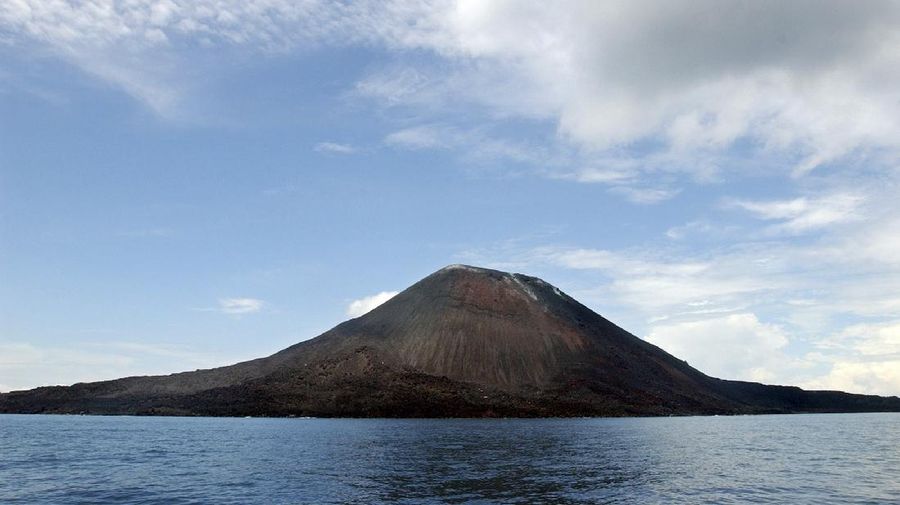 Anak Gunung Krakatau (13/4/2020). (Foto: Lauren Dauphin/NASA Earth Observatory/USGS)