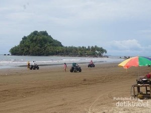 Pesona Pantai Air manis, Keindahan Alam dan Legenda Malin Kundang