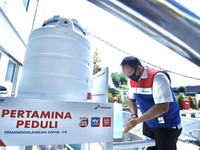 Pertamina Bagikan 1.800 Paket Sembako untuk Lansia di DKI