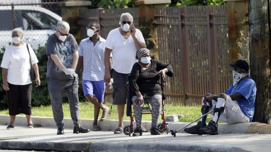 Ditengah Pandemi Covid-19, Warga AS Serbu Pantai di Florida. (AP/Wilfredo Lee)