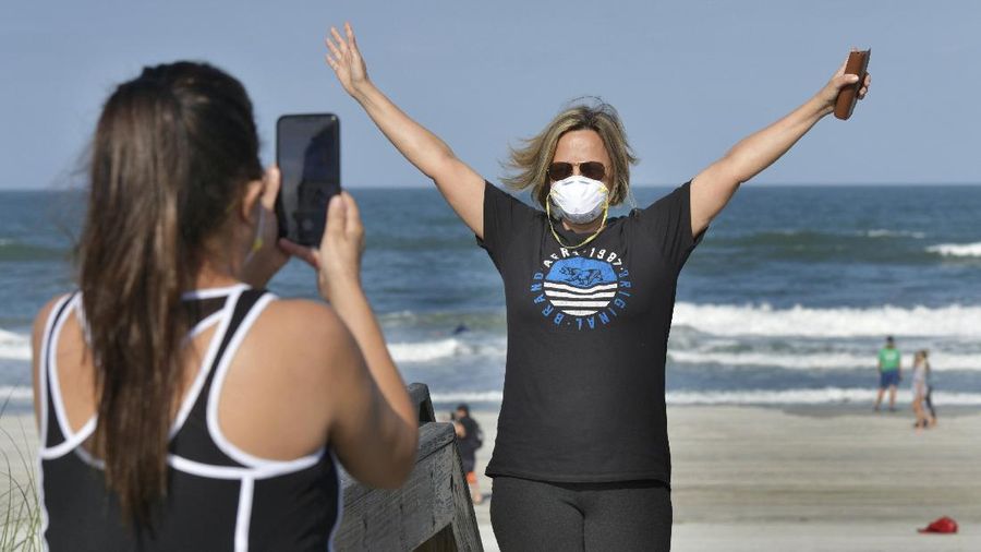 Ditengah Pandemi Covid-19, Warga AS Serbu Pantai di Florida. (AP/Wilfredo Lee)