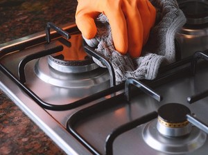 5 Langkah Mudah Bersihkan Kompor Gas buat Suasana Masak Lebih Enak