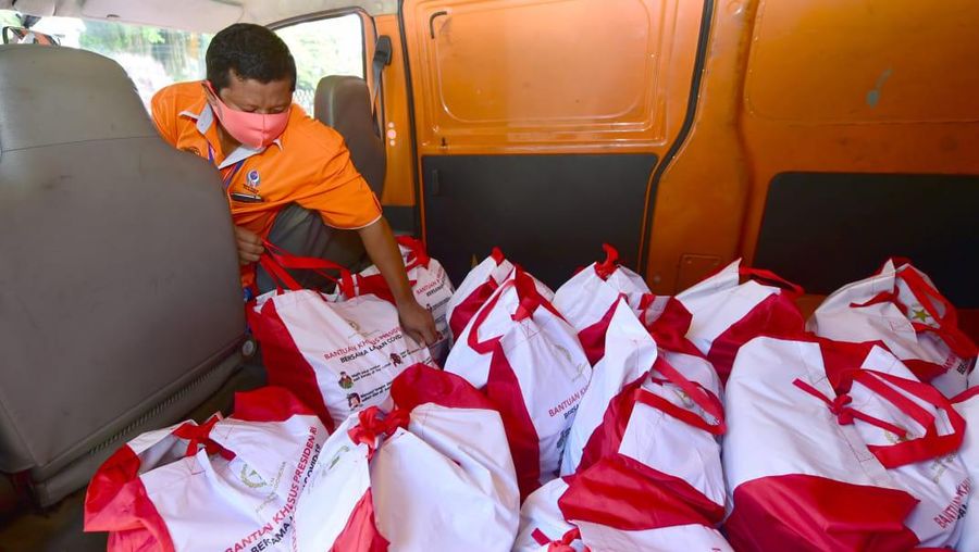 Penyaluran bantuan paket sembako Presiden (Biro Pers Sekretariat Presiden/Muchlis Jr)