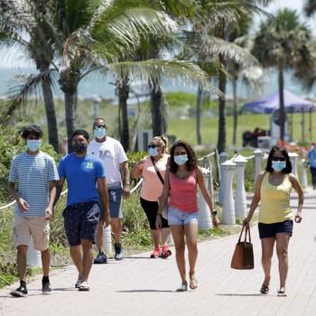 Trump Longgarkan Lockdown, Warga AS Serbu Pantai Florida