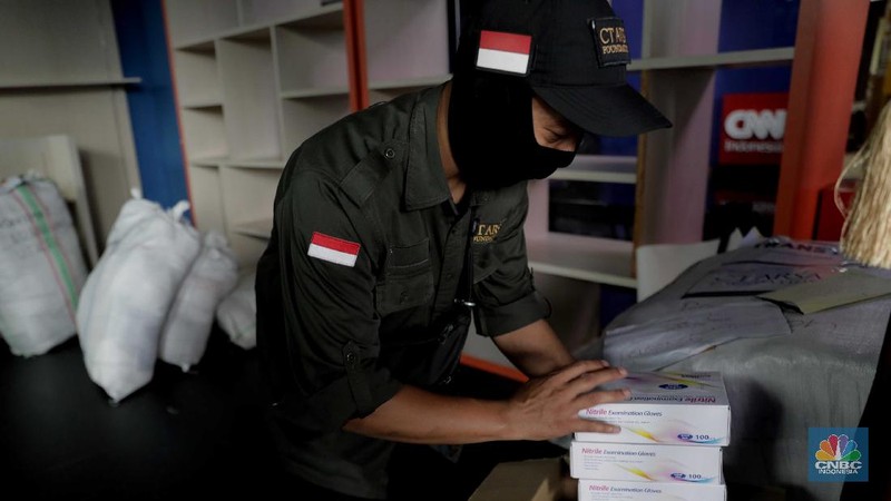 CT ARSA Foundation bersama TRANSMEDIA yang menaungi  TRANS TV, TRANS7, Detikcom, CNN Indonesia, CNBC Indonesia, Detik Network, Transvision dan TRANSMEDIA Sosial, mengambil langkah untuk membantu pemerintah dan Satuan Tugas Penanganan Covid-19 dengan menggalang partisipasi pemirsa maupun pembaca TRANSMEDIA. Dari donasi yang terkumpul disalurkan untuk memenuhi kebutuhan APD yang akan dipergunakan oleh tenaga medis di beberapa rumah sakit dan juga memberikan dukungan logistik kepada pihak-pihak terkait yang membutuhkan untuk penganganan virus Corona. (CNBC Indonesia/Muhammad Sabki