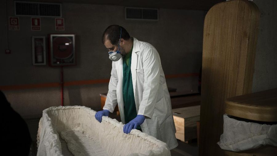 A man sleeps in an empty street during the coronavirus outbreak in Barcelona, Spain, April 17, 2020. (AP Photo/Emilio Morenatti)