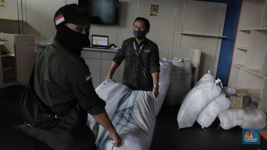 CT ARSA Foundation bersama TRANSMEDIA yang menaungi  TRANS TV, TRANS7, Detikcom, CNN Indonesia, CNBC Indonesia, Detik Network, Transvision dan TRANSMEDIA Sosial, mengambil langkah untuk membantu pemerintah dan Satuan Tugas Penanganan Covid-19 dengan menggalang partisipasi pemirsa maupun pembaca TRANSMEDIA. Dari donasi yang terkumpul disalurkan untuk memenuhi kebutuhan APD yang akan dipergunakan oleh tenaga medis di beberapa rumah sakit dan juga memberikan dukungan logistik kepada pihak-pihak terkait yang membutuhkan untuk penganganan virus Corona. (CNBC Indonesia/Muhammad Sabki