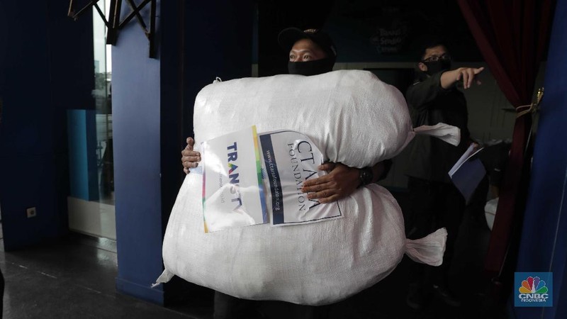 CT ARSA Foundation bersama TRANSMEDIA yang menaungi  TRANS TV, TRANS7, Detikcom, CNN Indonesia, CNBC Indonesia, Detik Network, Transvision dan TRANSMEDIA Sosial, mengambil langkah untuk membantu pemerintah dan Satuan Tugas Penanganan Covid-19 dengan menggalang partisipasi pemirsa maupun pembaca TRANSMEDIA. Dari donasi yang terkumpul disalurkan untuk memenuhi kebutuhan APD yang akan dipergunakan oleh tenaga medis di beberapa rumah sakit dan juga memberikan dukungan logistik kepada pihak-pihak terkait yang membutuhkan untuk penganganan virus Corona. (CNBC Indonesia/Muhammad Sabki