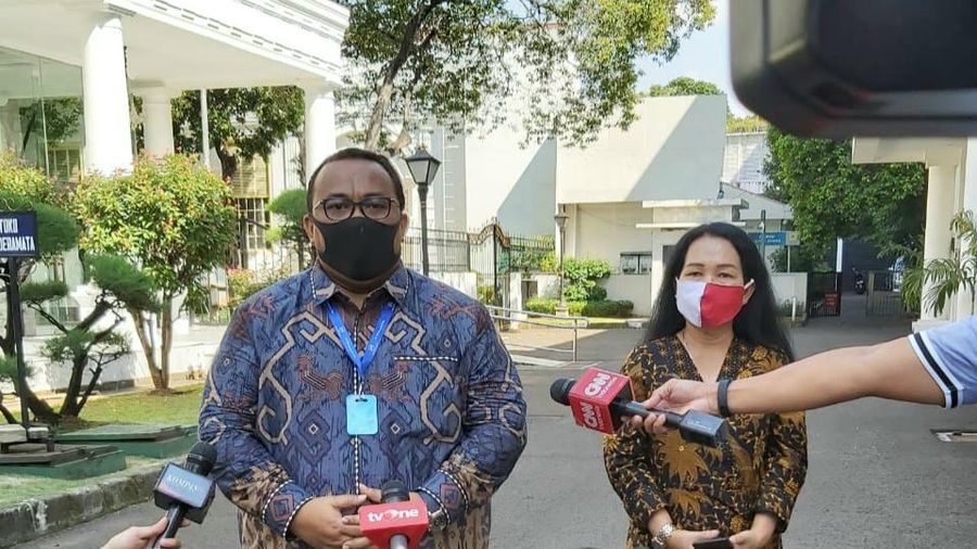 Sejumlah perwakilan buruh bertemu dengan Presiden Joko Widodo (Jokowi). Mereka adalah Presiden Konfederasi Serikat Pekerja Seluruh Indonesia (KSPSI) Andi Gani Nena Wea, Presiden Konfederasi Serikat Pekerja Indonesia (KSPI) Said Iqbal dan Presiden Konfederasi Serikat Buruh Sejahtera Indonesia (KSBSI) Elly Rosita Silaban.