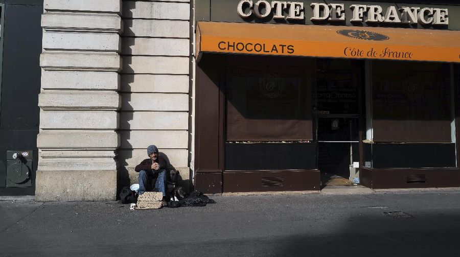 Tunawisma tidur dipinggir jalan ikut pembatasan sosial di Paris. (AP/Francois Mori)